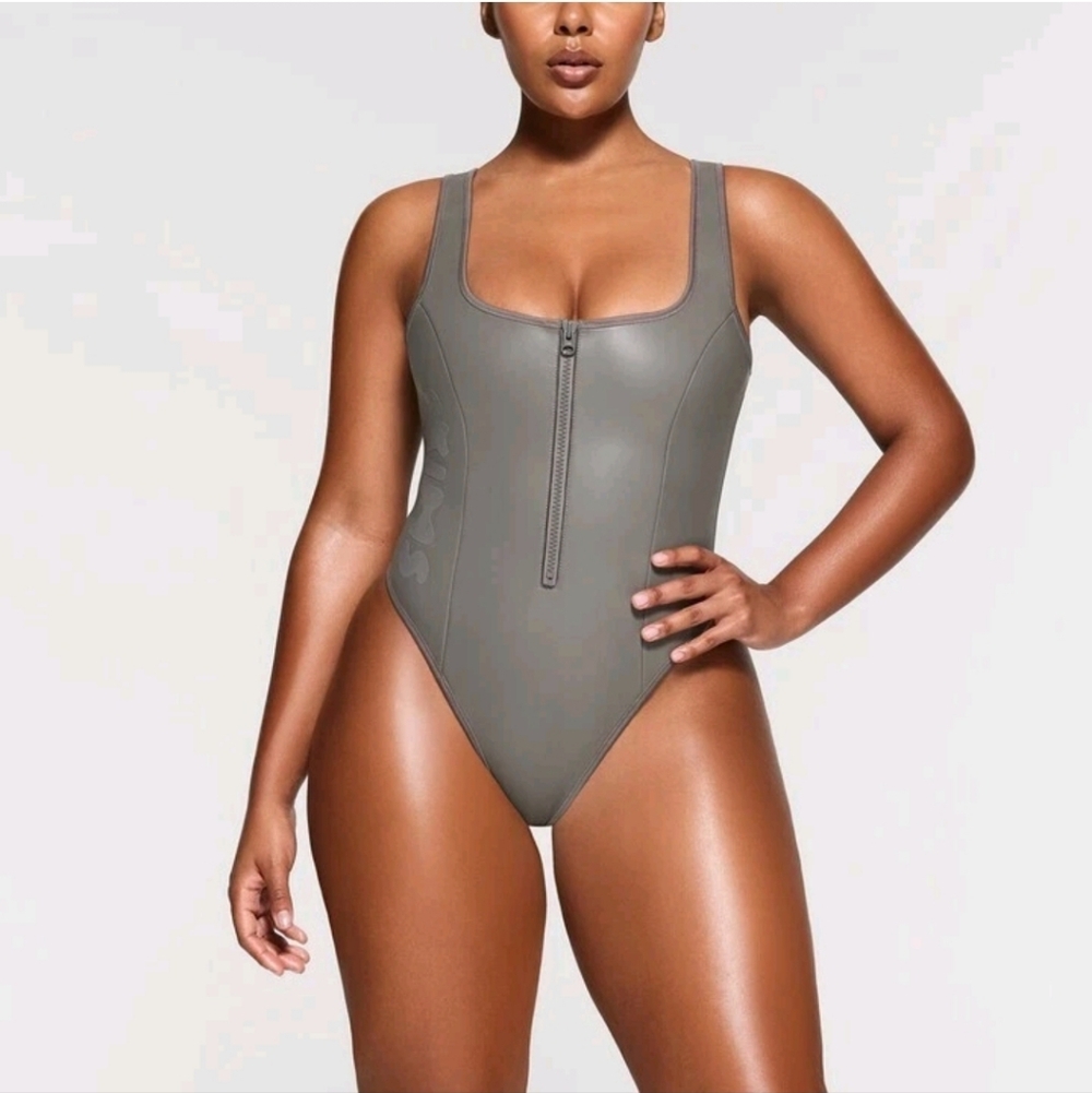 SKIMS‎ NWT Rubberized Scuba Swimsuit Scoop Neck One Piece Gray Chalk Sz Medium